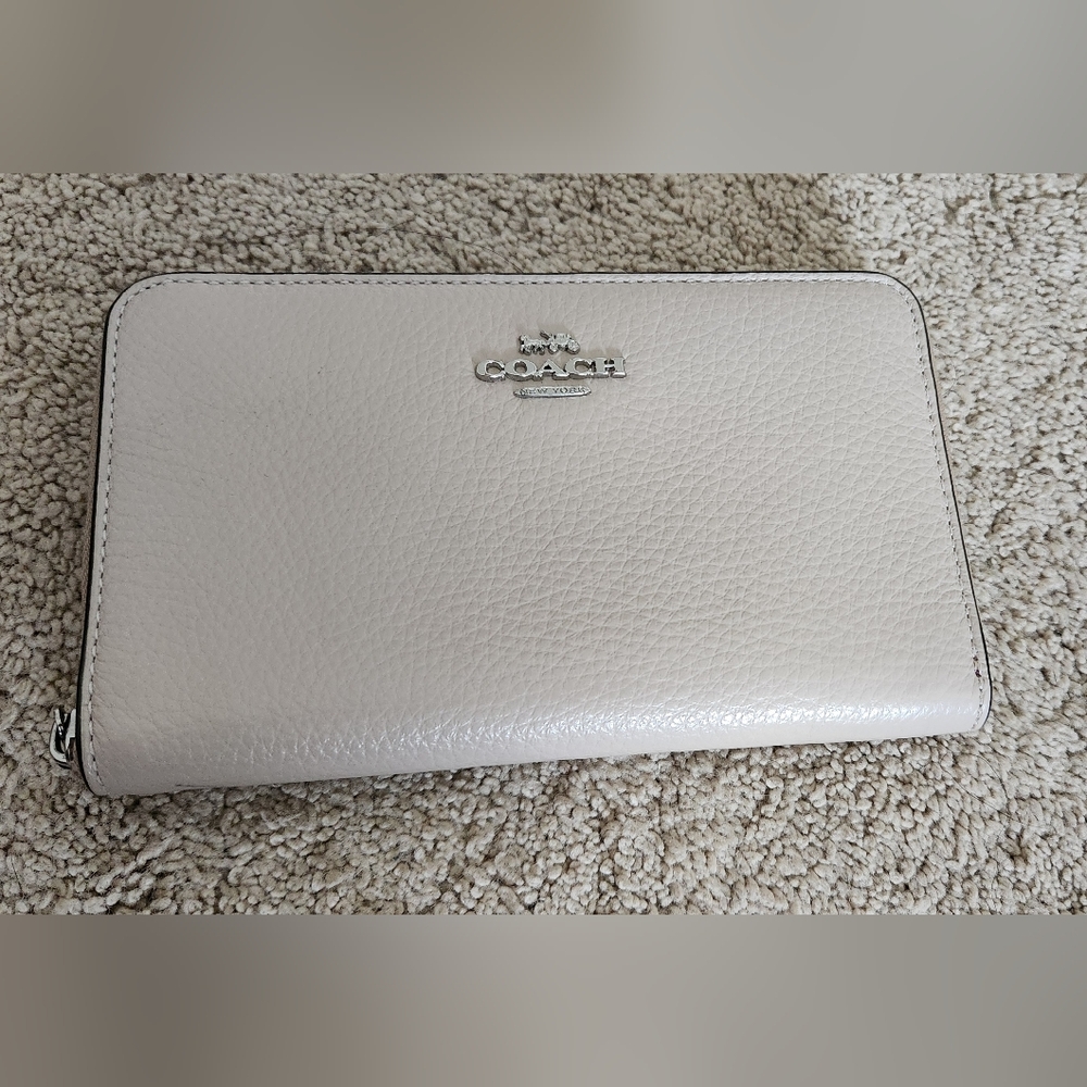 COACH medium ID Zip Wallet